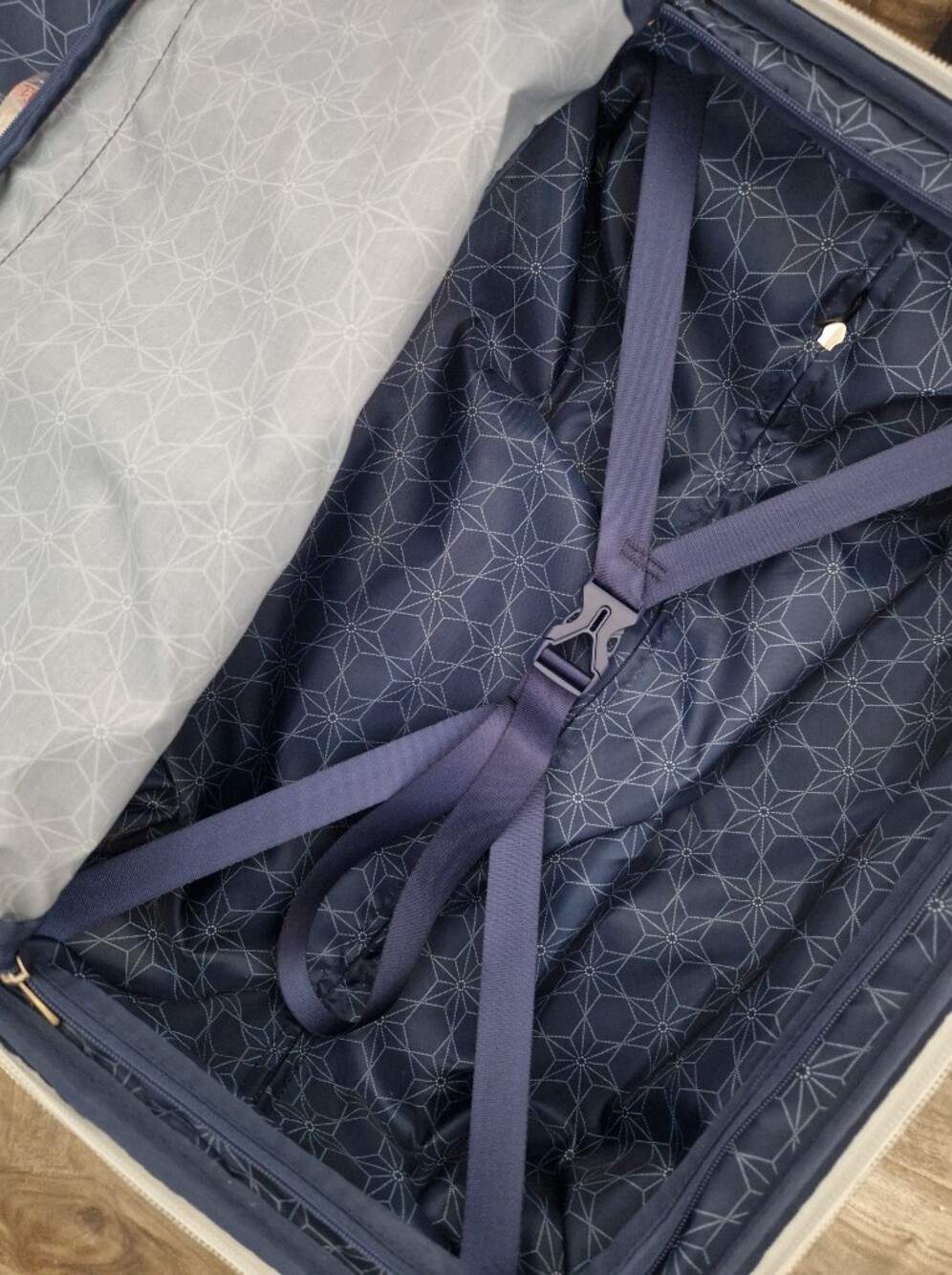 Asia Luggage Carry On Suitcase - Picture 8 of 12